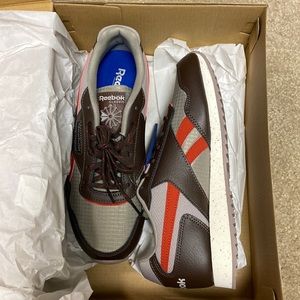 Brand new Reebok sneakers!!